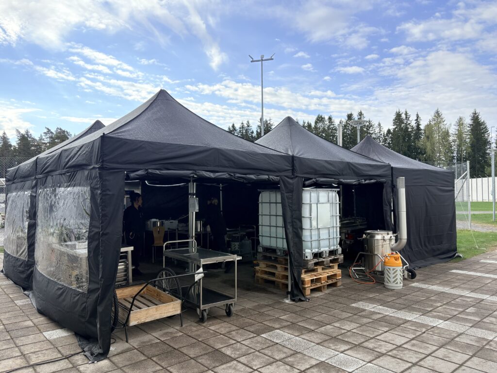 Keittiö teltassa ulkona, jonka vankilan henkilökunta ja vangit ovat pystyttäneet kenttäkeittimien suojaksi 