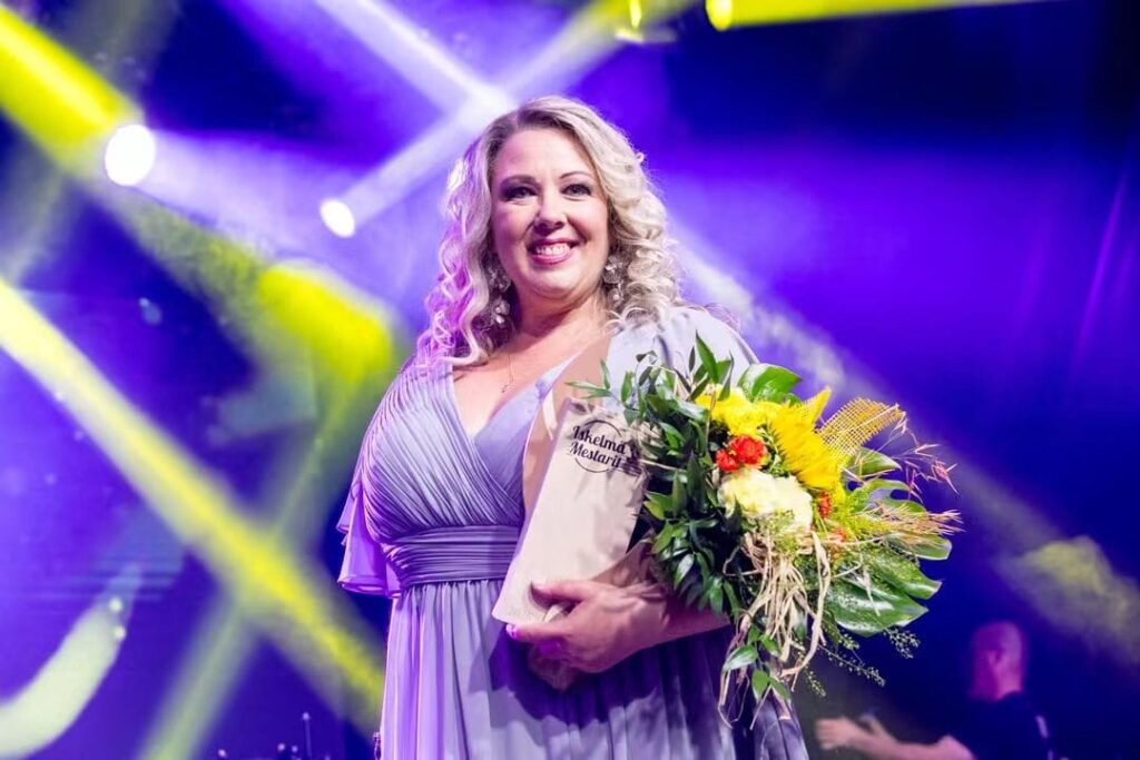 Iskelmämestari Heidi Juvonen tekee usein myös työnsä laulaen 