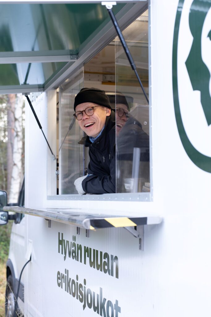 Timo ruokarekan luukussa